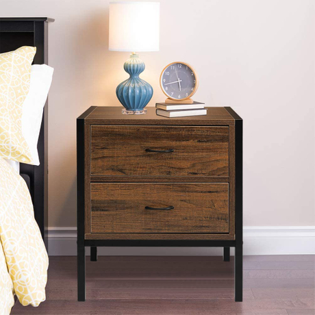 工业设计复古床头柜，带黑色金属腿和卧室客厅的 2 个抽屉。